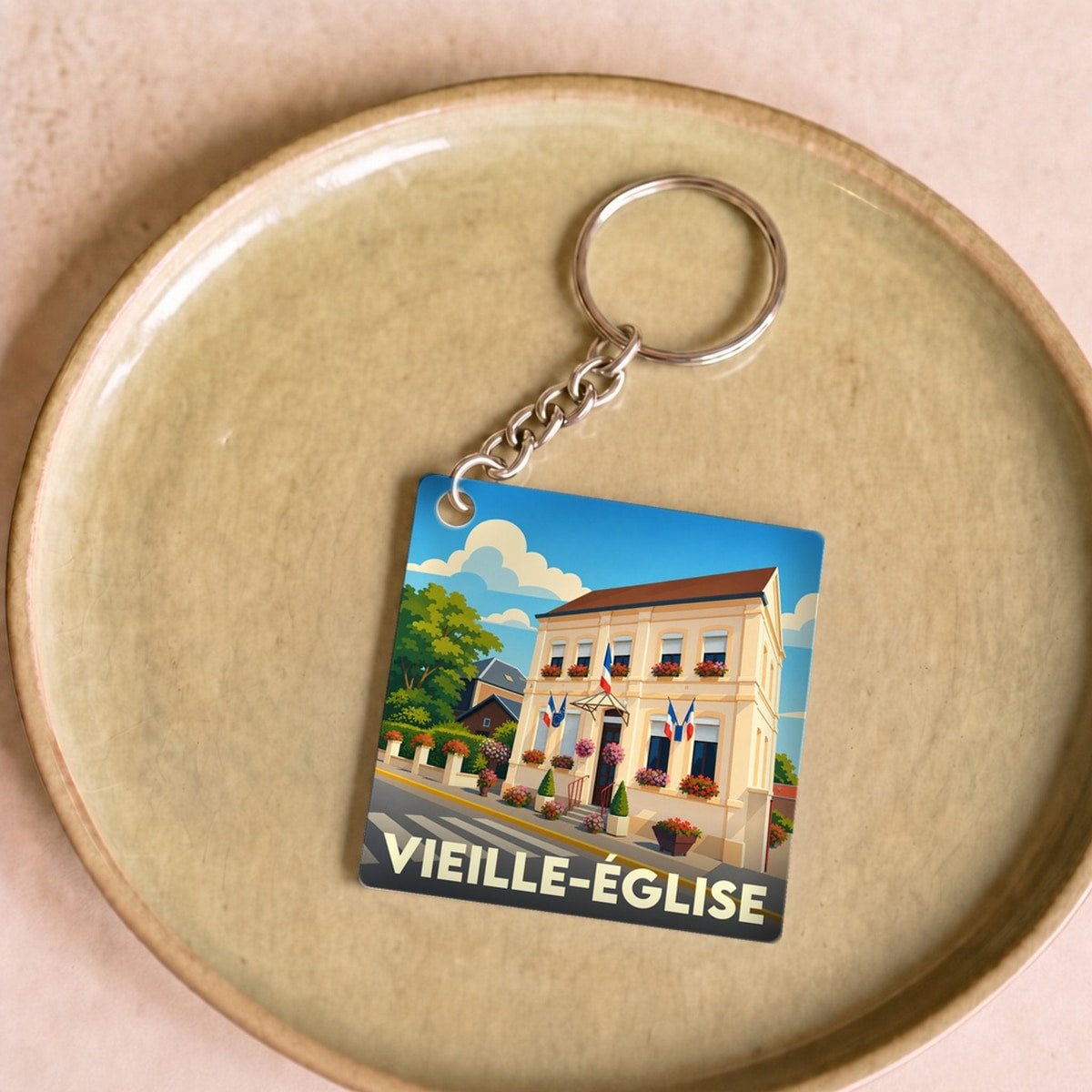 Porte-clés souvenir de la ville de Vieille-Église avec une illustration stylisée.