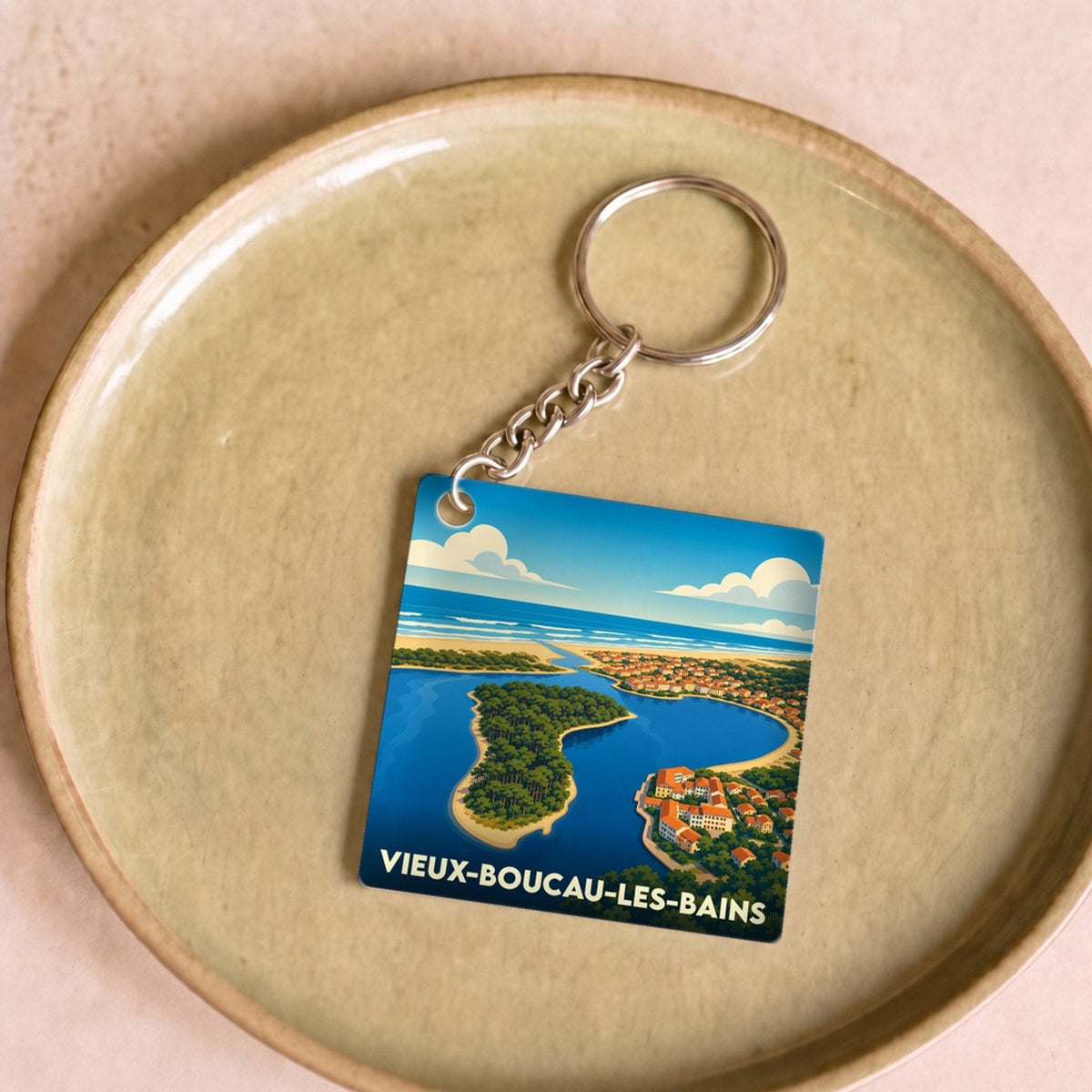 Porte-clés souvenir de la ville de Vieux-Boucau-les-Bains avec une illustration stylisée de son paysage côtier.