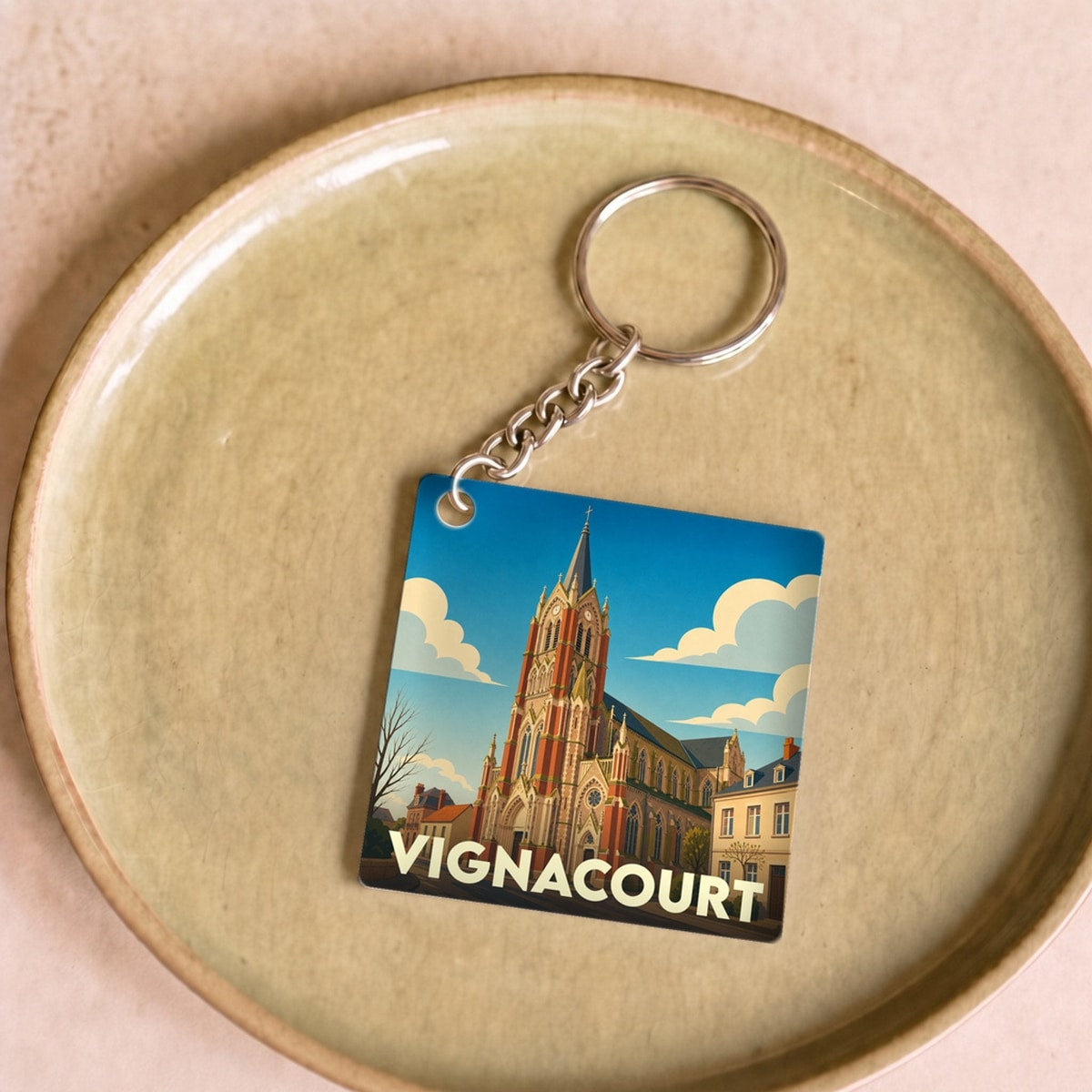 Porte-clés souvenir de la ville de Vignacourt avec une illustration stylisée de son église.