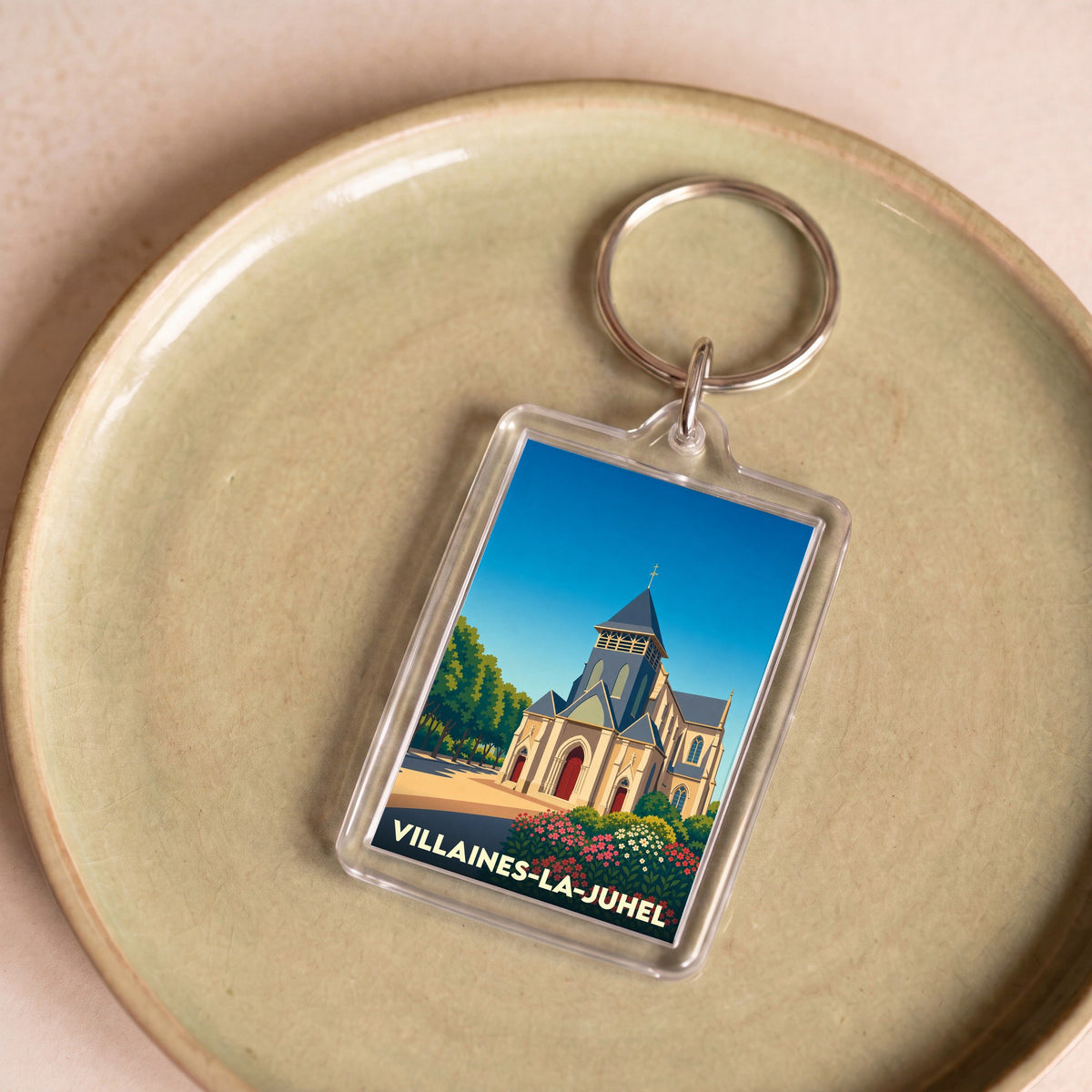 Porte-clés souvenir de la ville de Villaines-la-Juhel avec une illustration stylisée de son église.