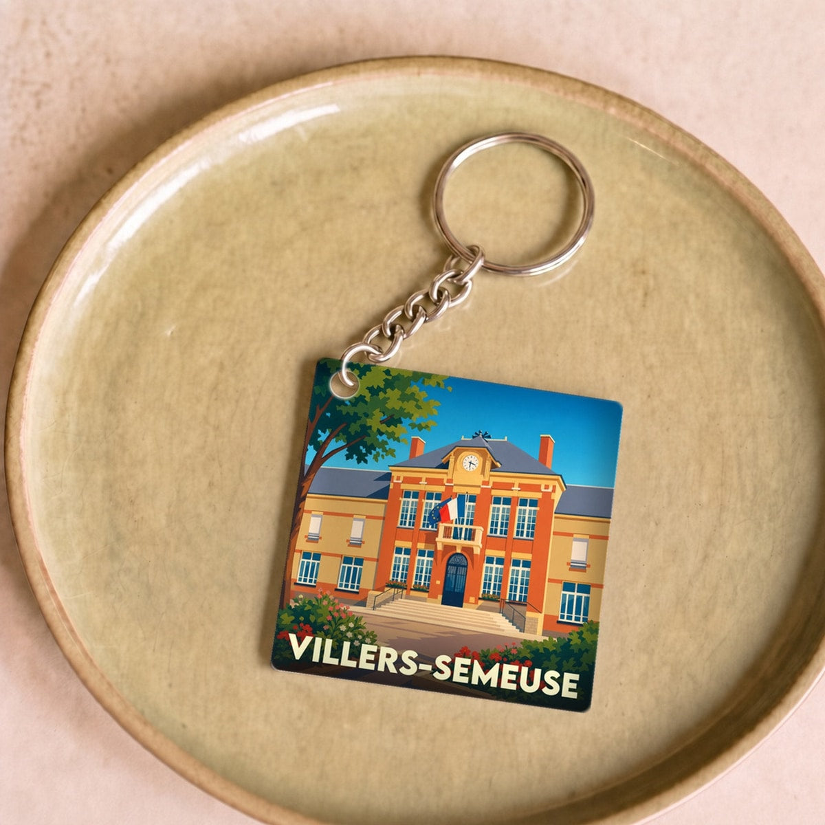 Porte-clés souvenir de la ville de Villers-Semeuse avec une illustration stylisée de son hôtel de ville.