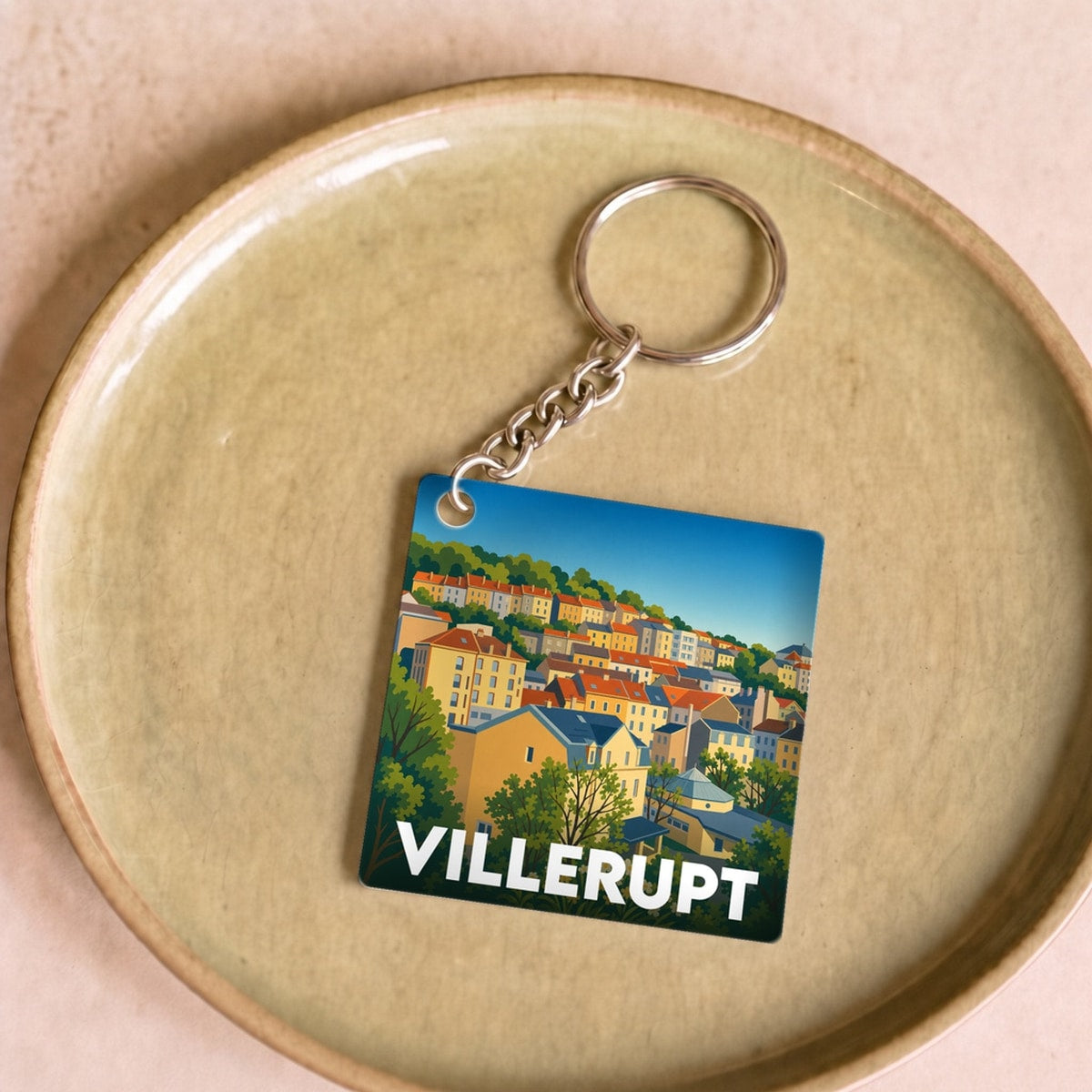 Porte-clés souvenir de la ville de Villerupt avec une illustration colorée et stylisée de son paysage urbain.