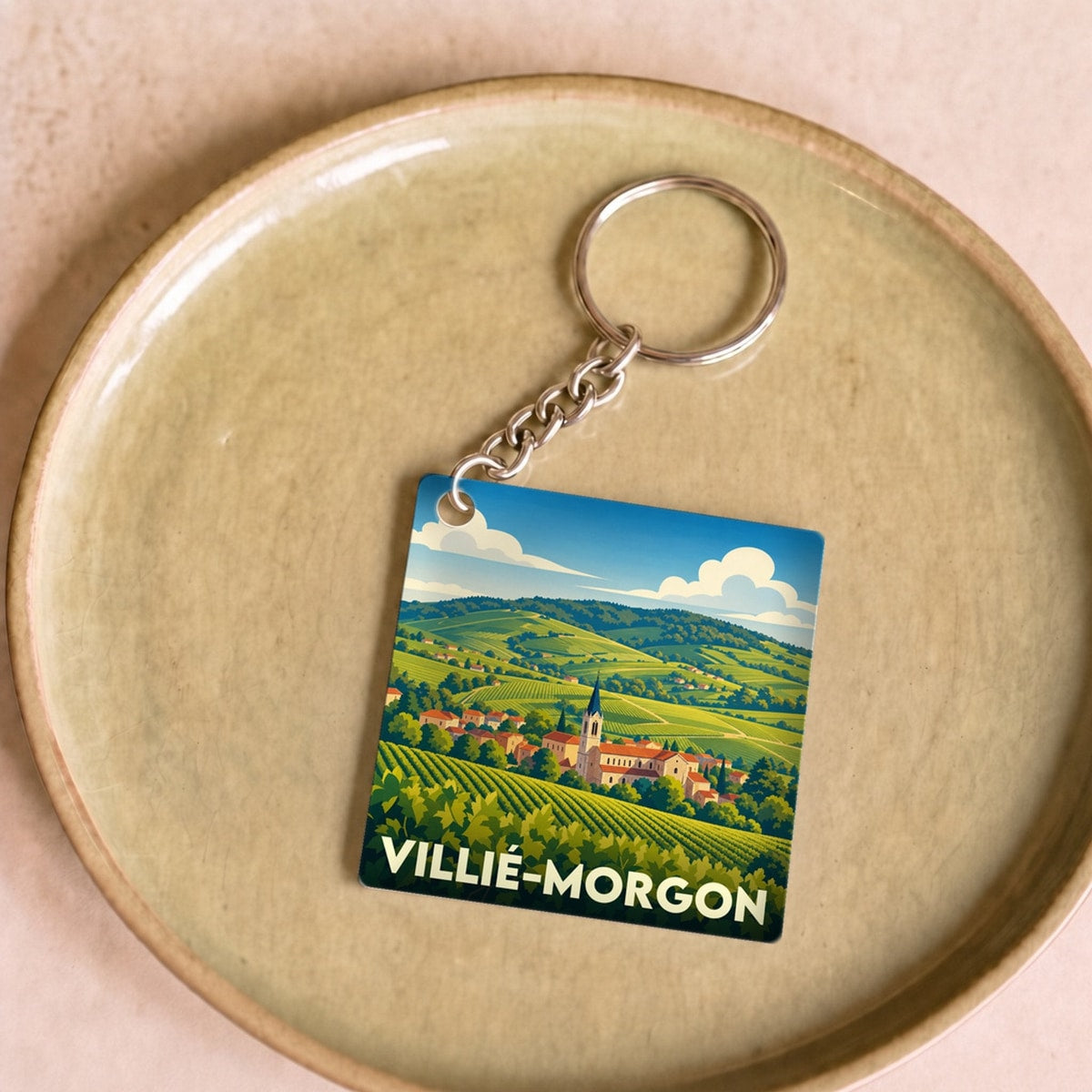 Porte-clés souvenir de la ville de Villié-Morgon avec une illustration stylisée de son vignoble.
