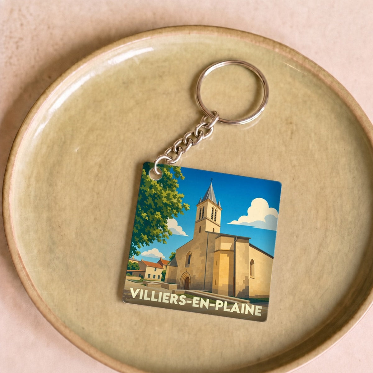 Porte-clés souvenir de la ville de Villiers-en-Plaine avec une illustration stylisée de son église.