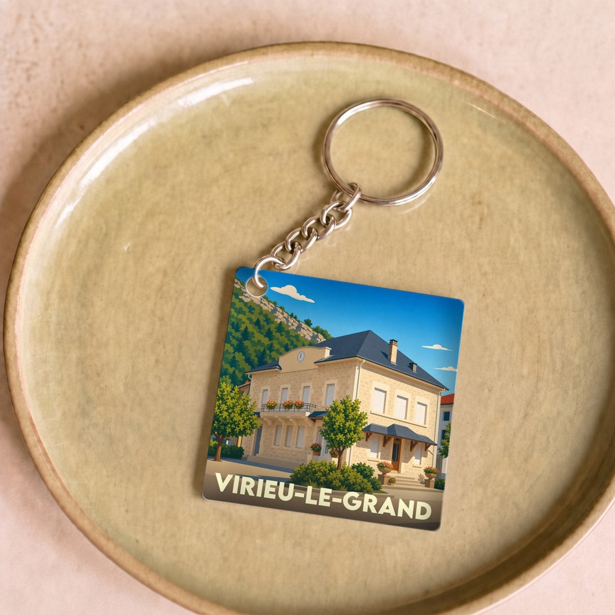 Porte-clés souvenir de la ville de Virieu-le-Grand avec une illustration stylisée.