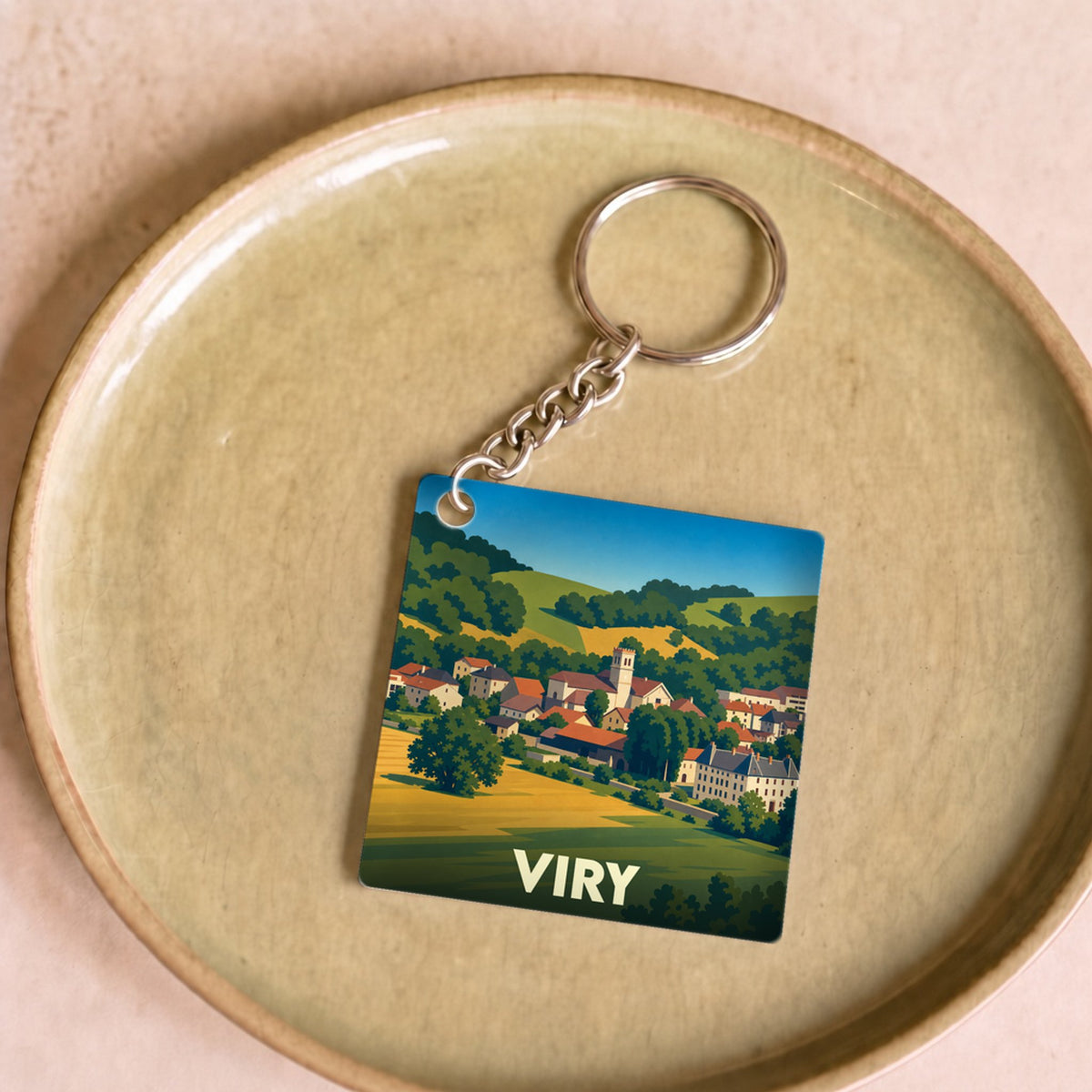 Porte-clés souvenir de la ville de Viry avec une illustration stylisée de son paysage vallonné.