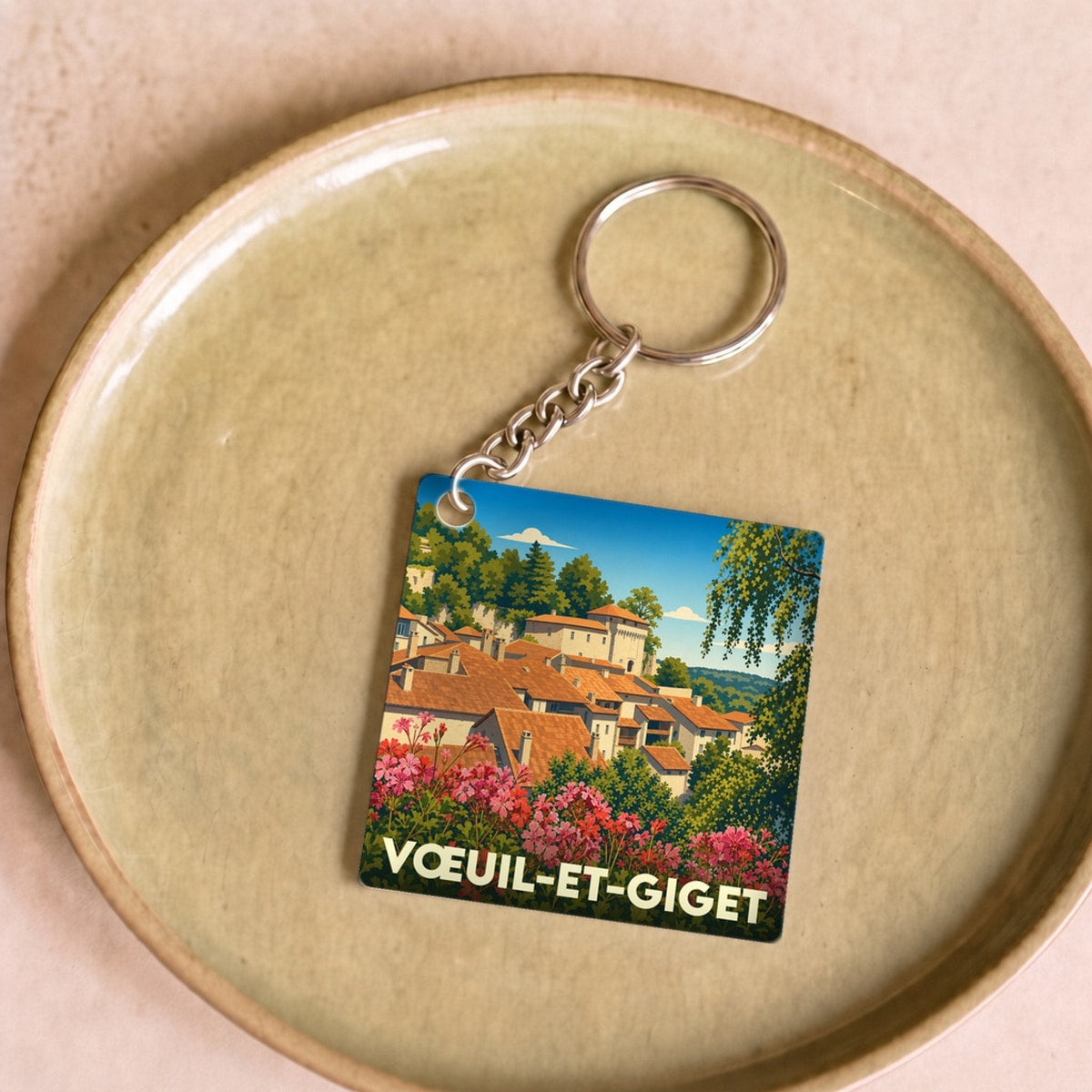 Porte-clés souvenir de la ville de Vœuil-et-Giget avec une illustration stylisée.