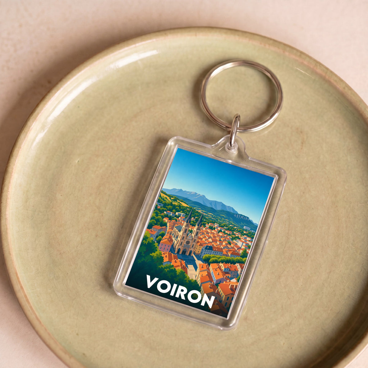 Porte-clés souvenir de la ville de Voiron avec une illustration stylisée.