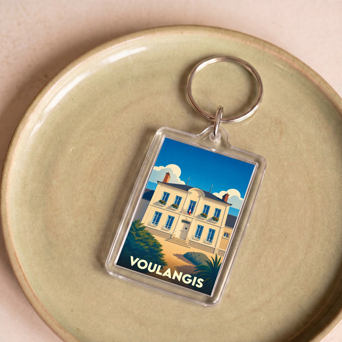 Porte-clés souvenir de la ville de Voulangis avec une illustration stylisée de sa mairie.