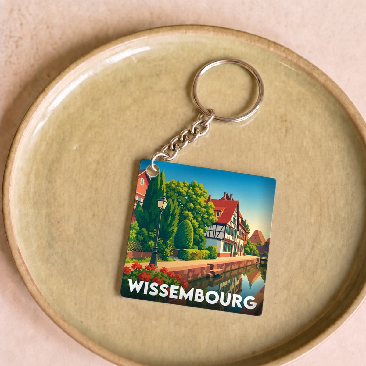 Porte-clés souvenir de la ville de Wissembourg avec une illustration stylisée.