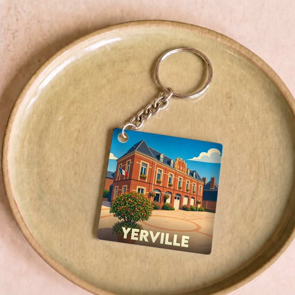 Porte-clés souvenir de la ville de Yerville avec une illustration stylisée de son hôtel de ville.