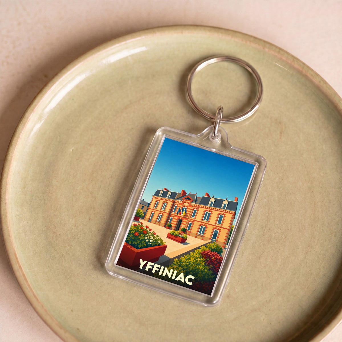 Porte-clés souvenir de la ville d'Yffiniac avec une illustration stylisée de sa mairie.