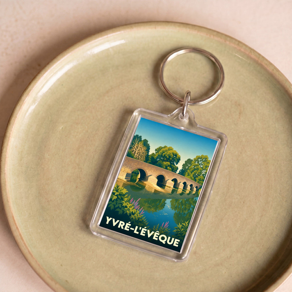 Porte-clés souvenir de la ville d'Yvré-l'Évêque avec une illustration stylisée de son pont.