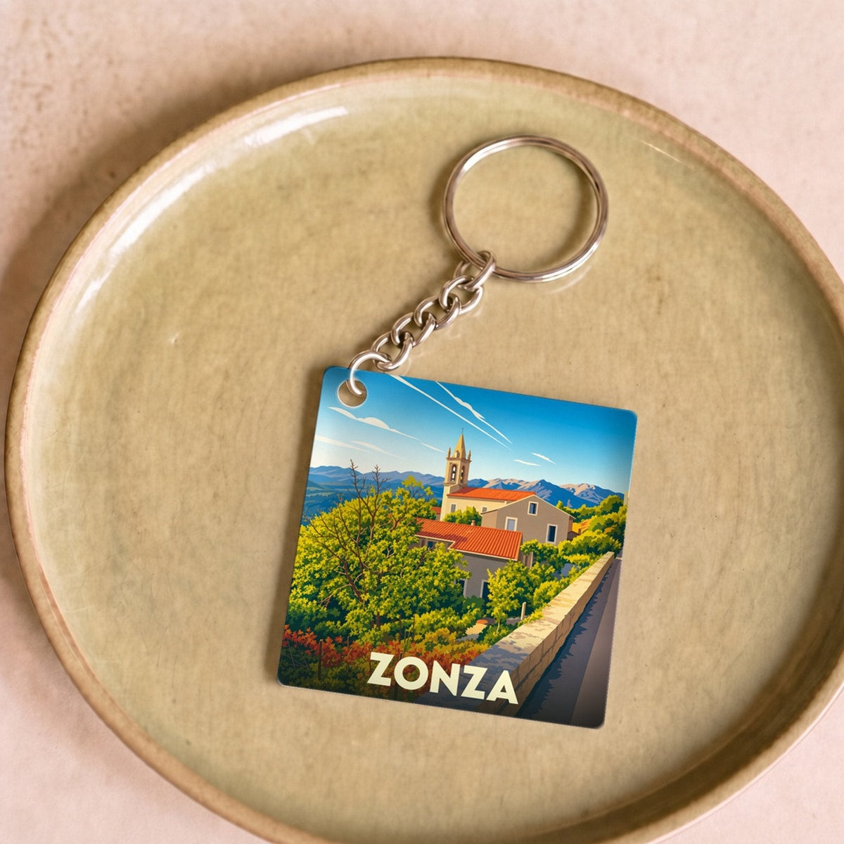 Porte-clés souvenir de la ville de Zonza avec une illustration stylisée.