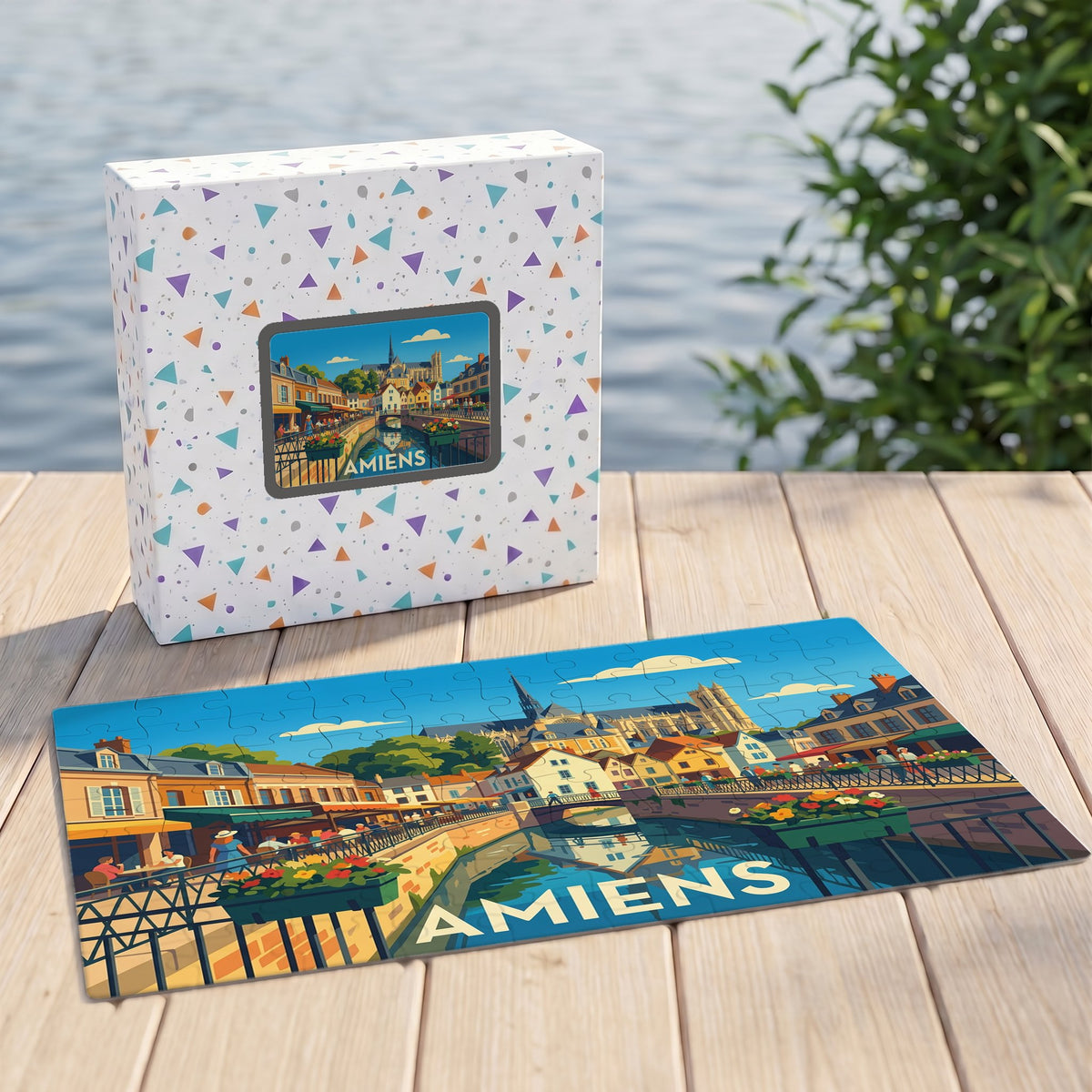 Puzzle souvenir de la ville d'Amiens illustrant ses canaux et sa cathédrale avec un style graphique coloré.