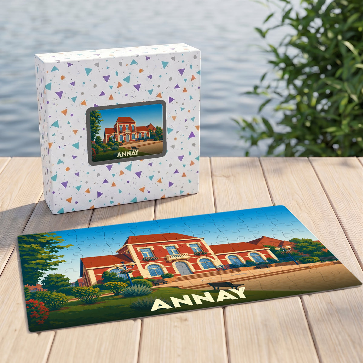Puzzle souvenir de la ville d'Annay avec une illustration colorée de son hôtel de ville posé sur un ponton en bois.