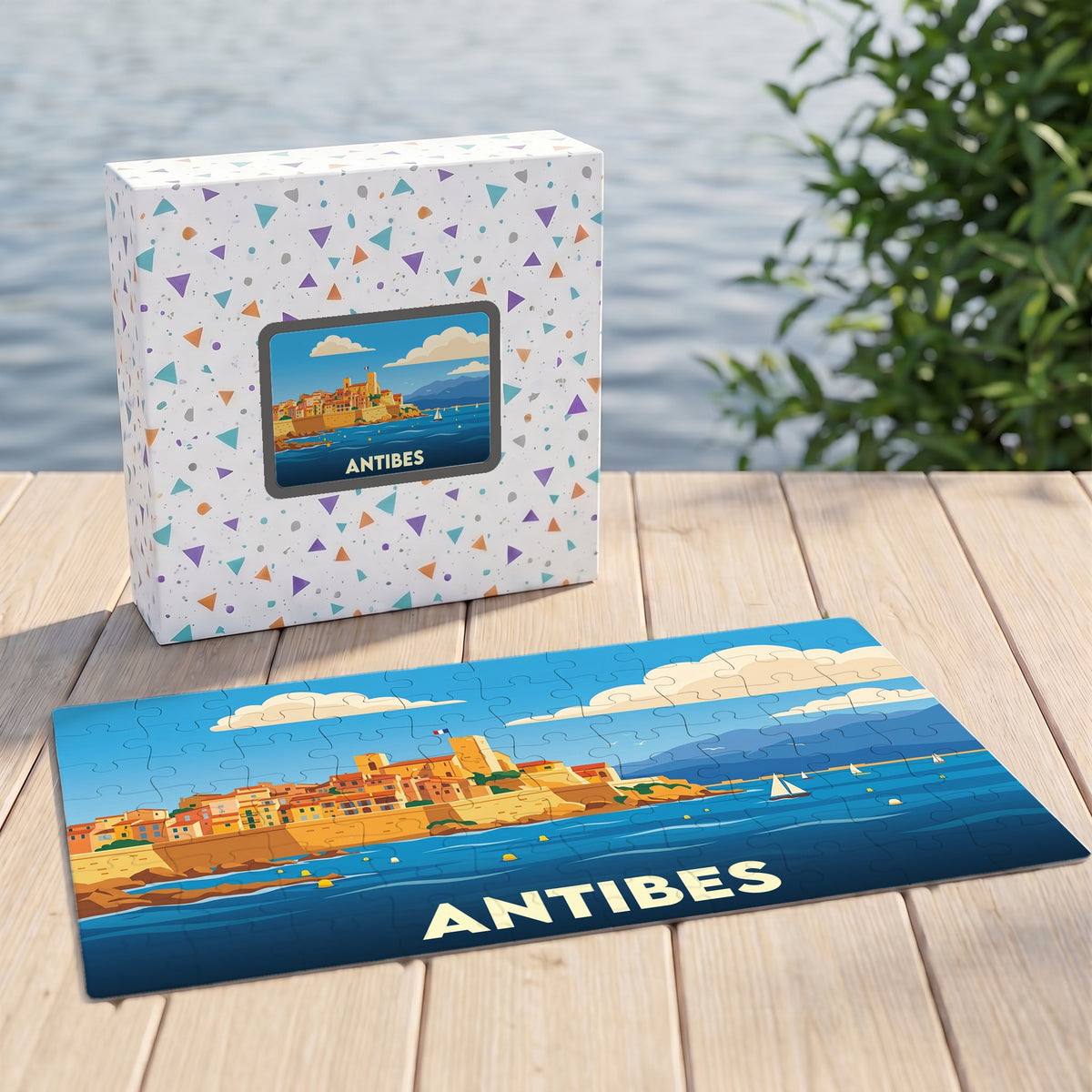 Puzzle souvenir de la ville d'Antibes avec une illustration stylisée et colorée.