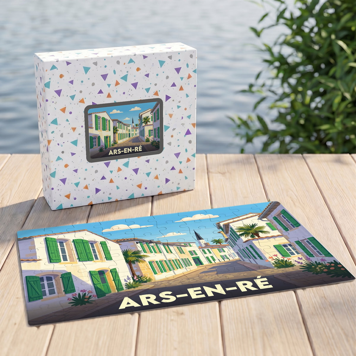 Puzzle souvenir de la ville d'Ars-en-Ré avec son coffret assorti, illustrant une rue typique du village.