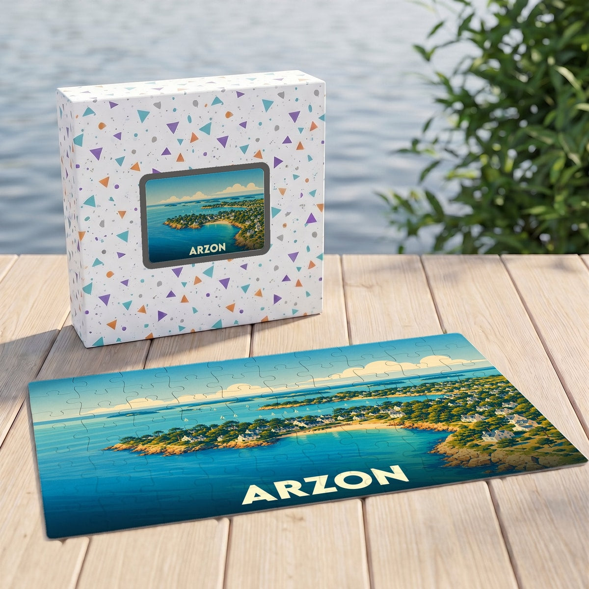 Puzzle souvenir de la ville d'Arzon avec une illustration panoramique stylisée de son littoral.