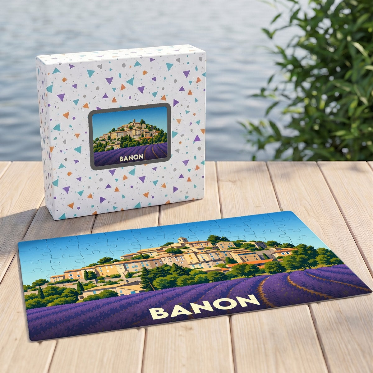Puzzle souvenir de la ville de Banon représentant une illustration stylisée d'un champ de lavande et du village perché.