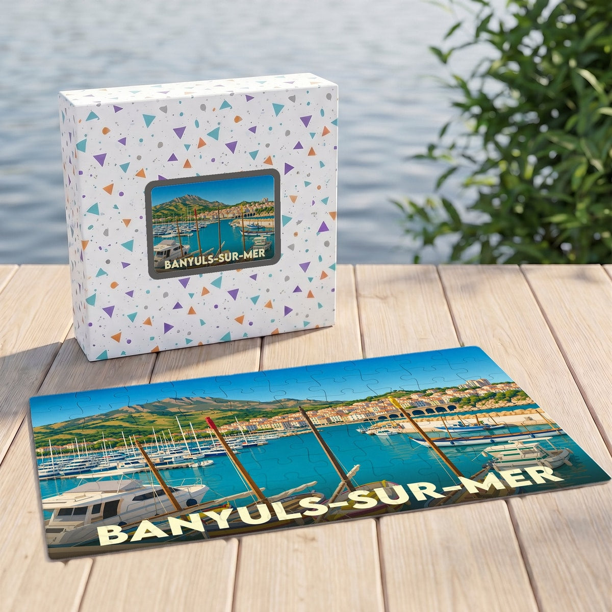 Puzzle souvenir de la ville de Banyuls-sur-Mer avec une illustration stylisée d'un port méditerranéen.
