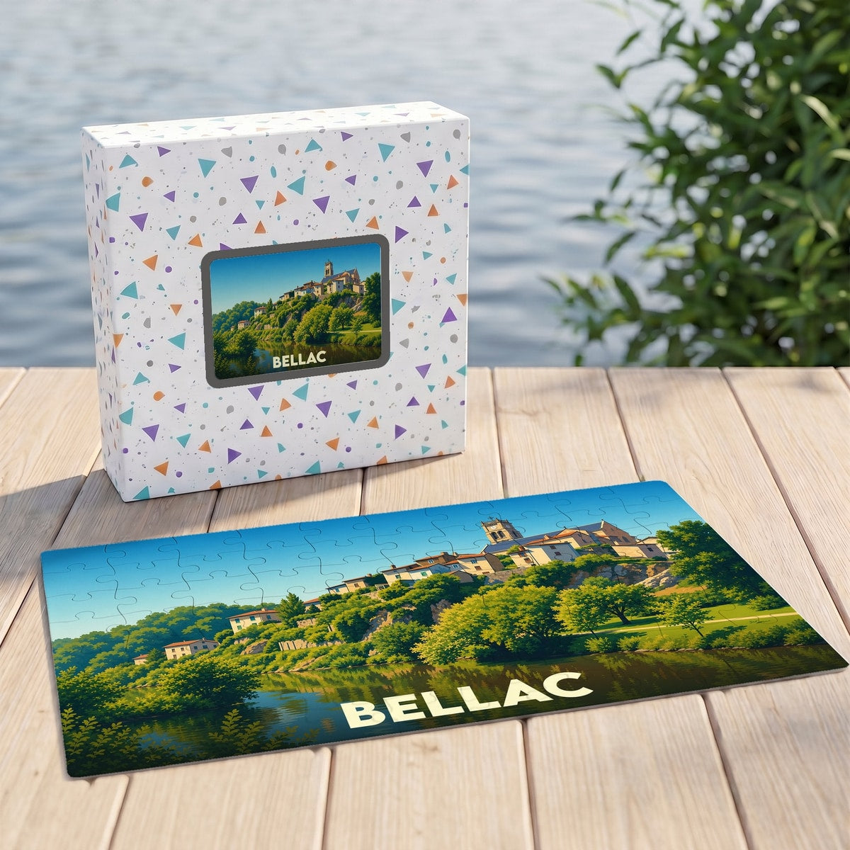 Puzzle souvenir de la ville de Bellac avec une illustration paysagère et sa boîte assortie posés sur un ponton en bois.