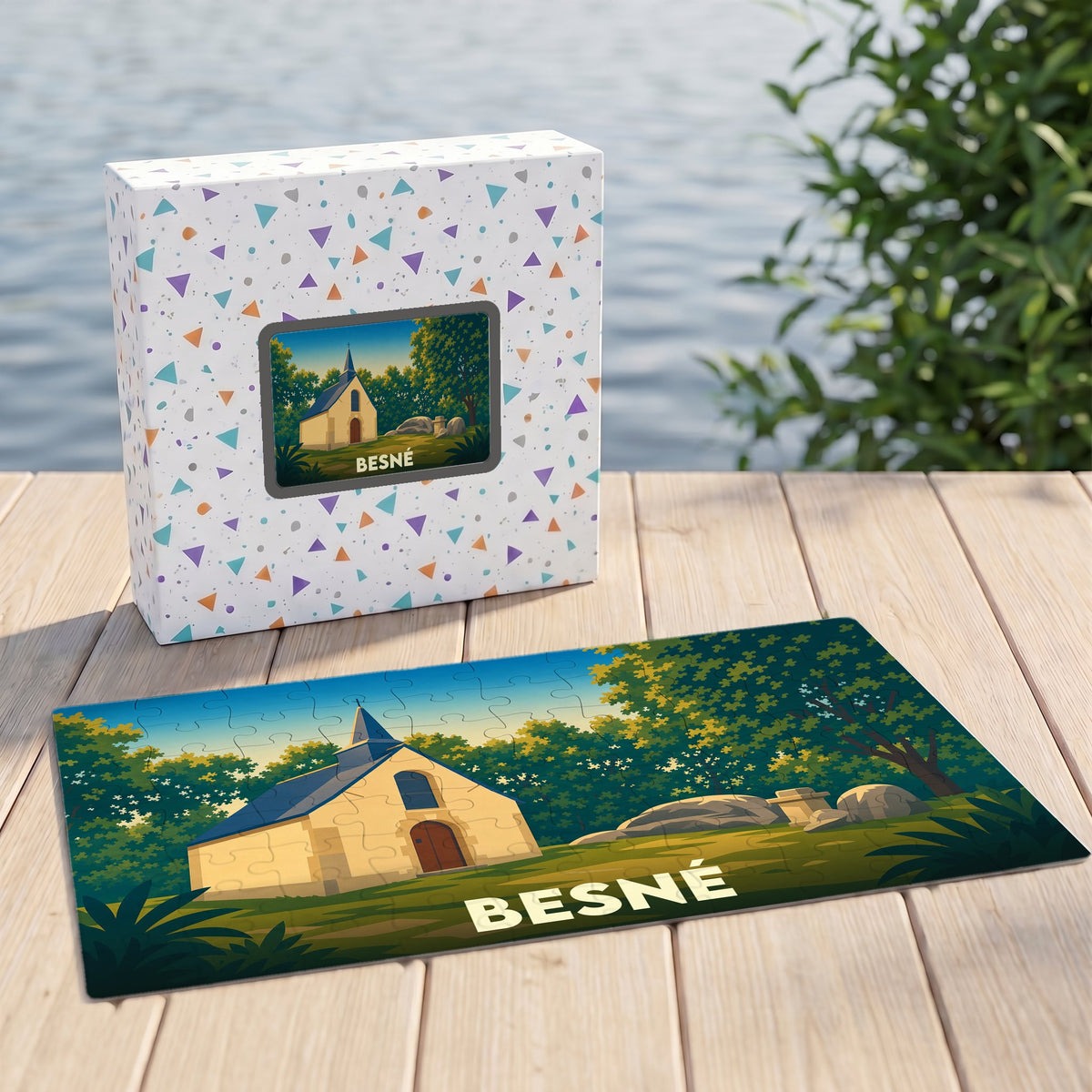 Puzzle souvenir de la ville de Besné avec une illustration stylisée d'une petite chapelle.