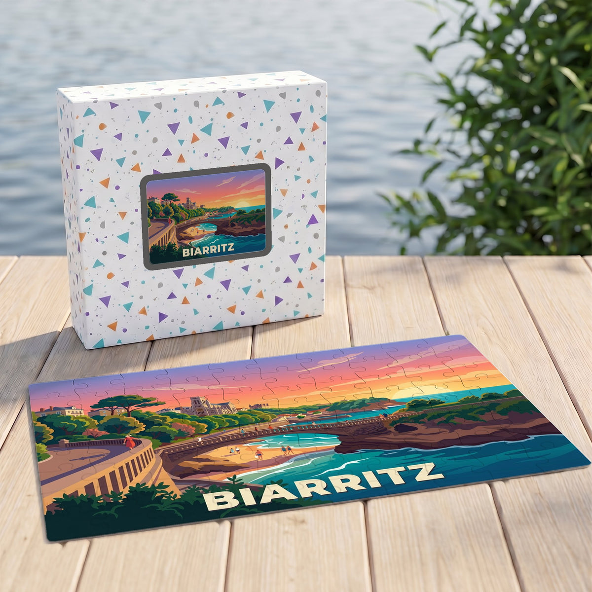 Puzzle souvenir de la ville de Biarritz accompagné de sa boîte, illustrant un coucher de soleil sur la côte basque.