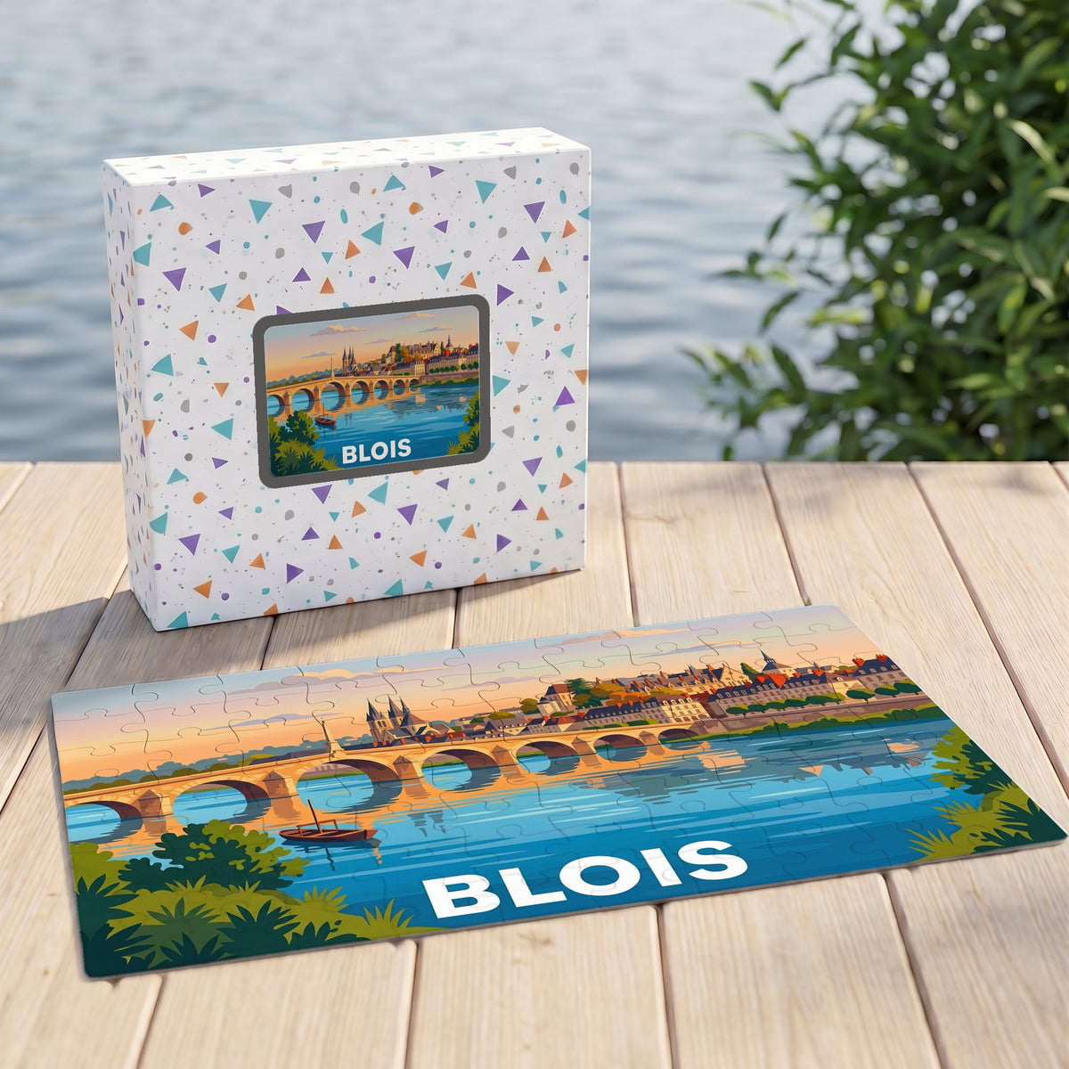 Puzzle souvenir de la ville de Blois présentant une illustration colorée du pont Jacques-Gabriel et de la Loire.