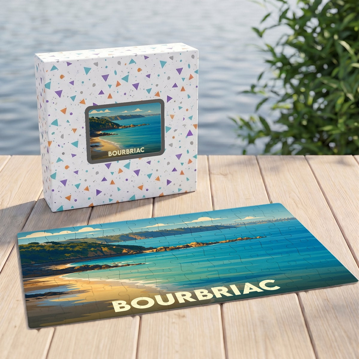 Puzzle souvenir de la ville de Bourbriac avec une illustration stylisée de bord de mer.
