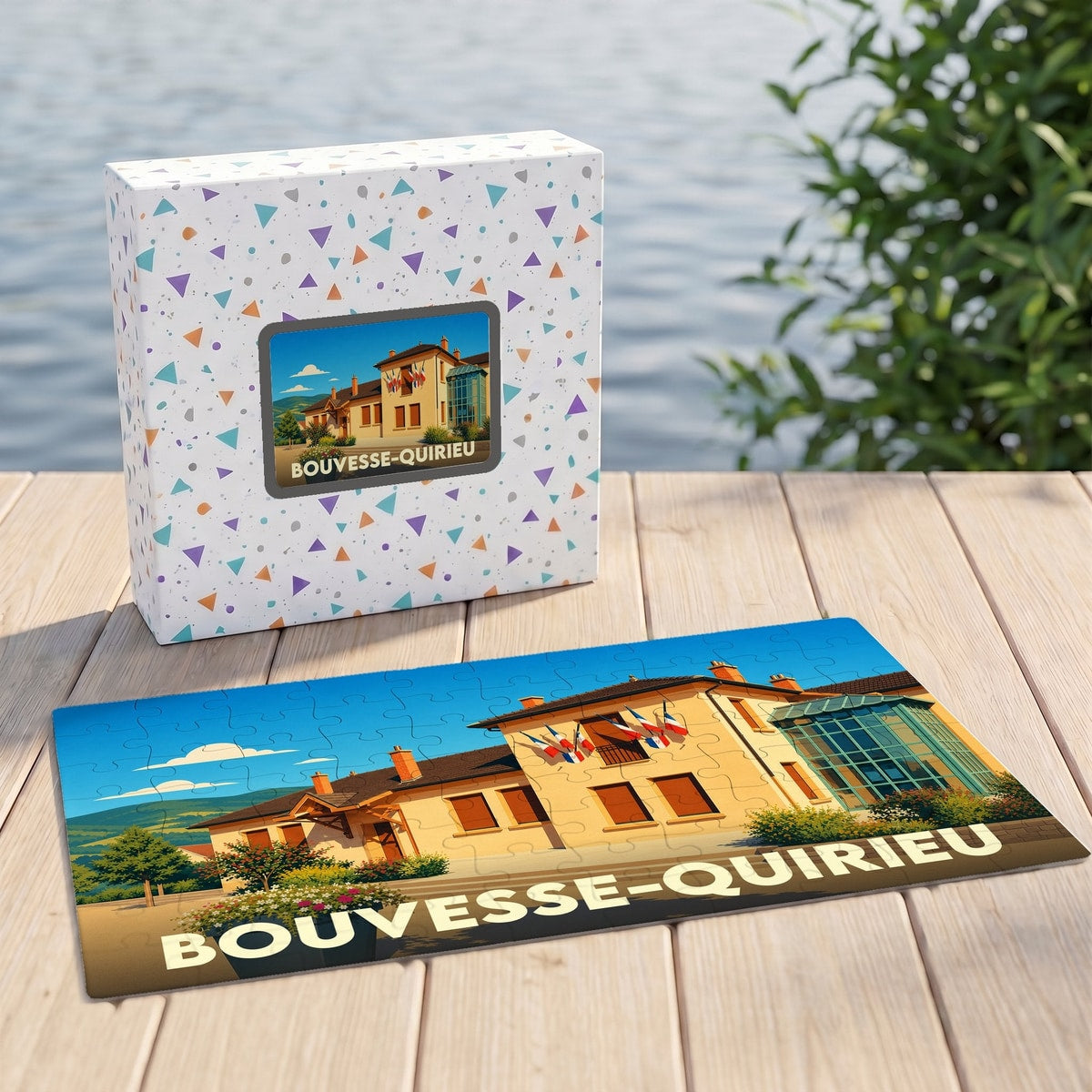 Puzzle souvenir de la ville de Bouvesse-Quirieu avec une illustration colorée de la mairie et sa boîte assortie.