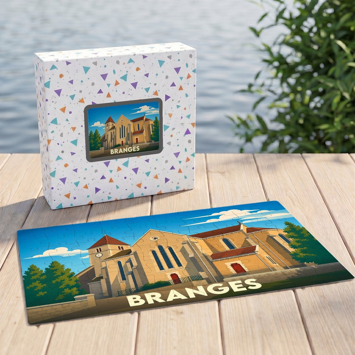 Puzzle souvenir de la ville de Branges avec une illustration stylisée de son église sur sa boîte et son plateau assemblé.
