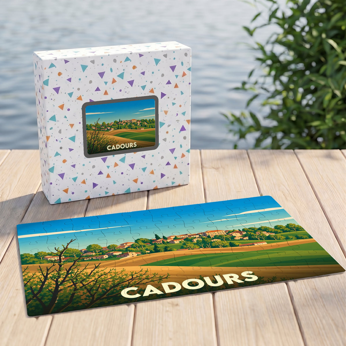 Puzzle souvenir de la ville de Cadours avec une illustration stylisée de son paysage vallonné.