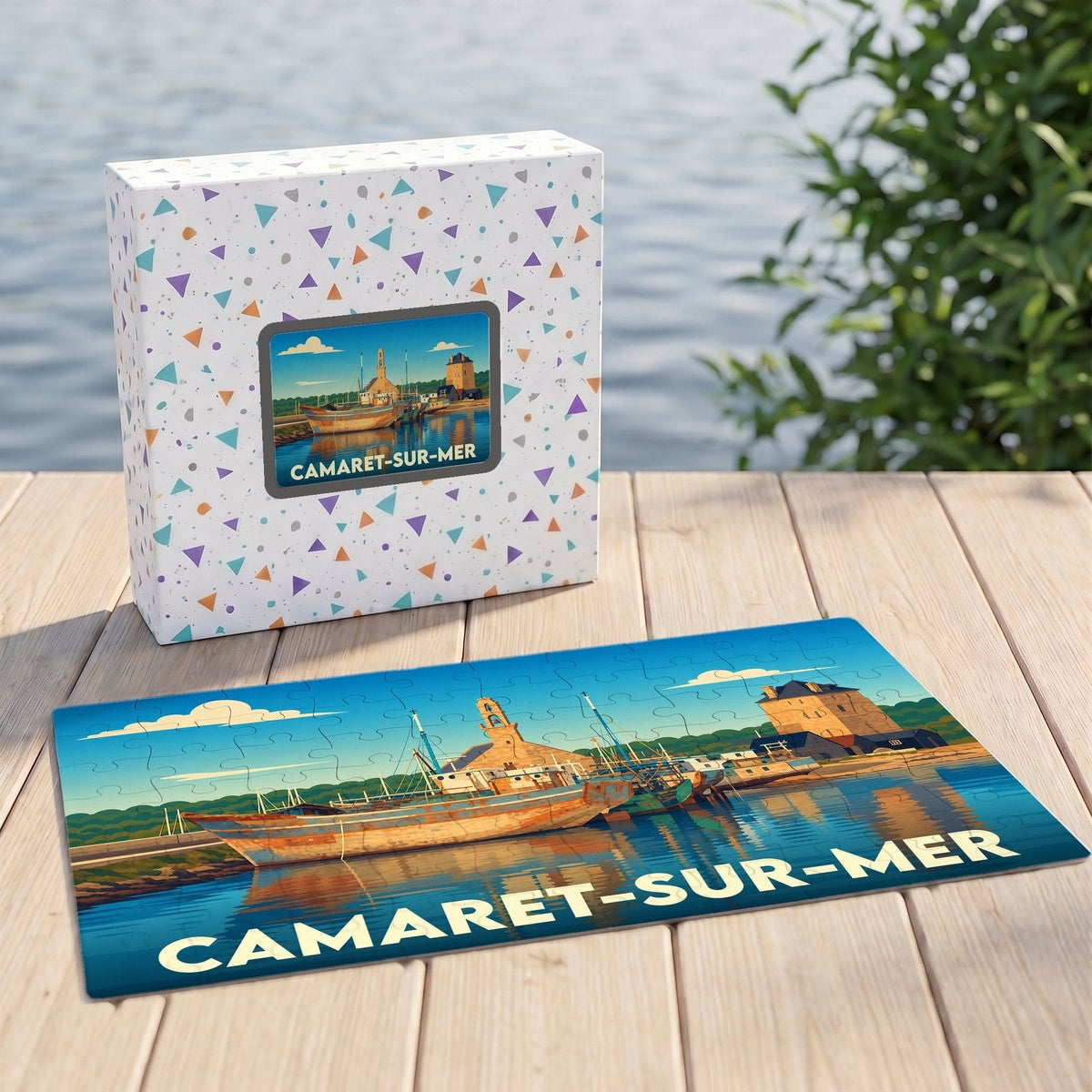 Puzzle souvenir de la ville de Camaret-sur-Mer avec une illustration stylisée de son port et de sa tour historique.