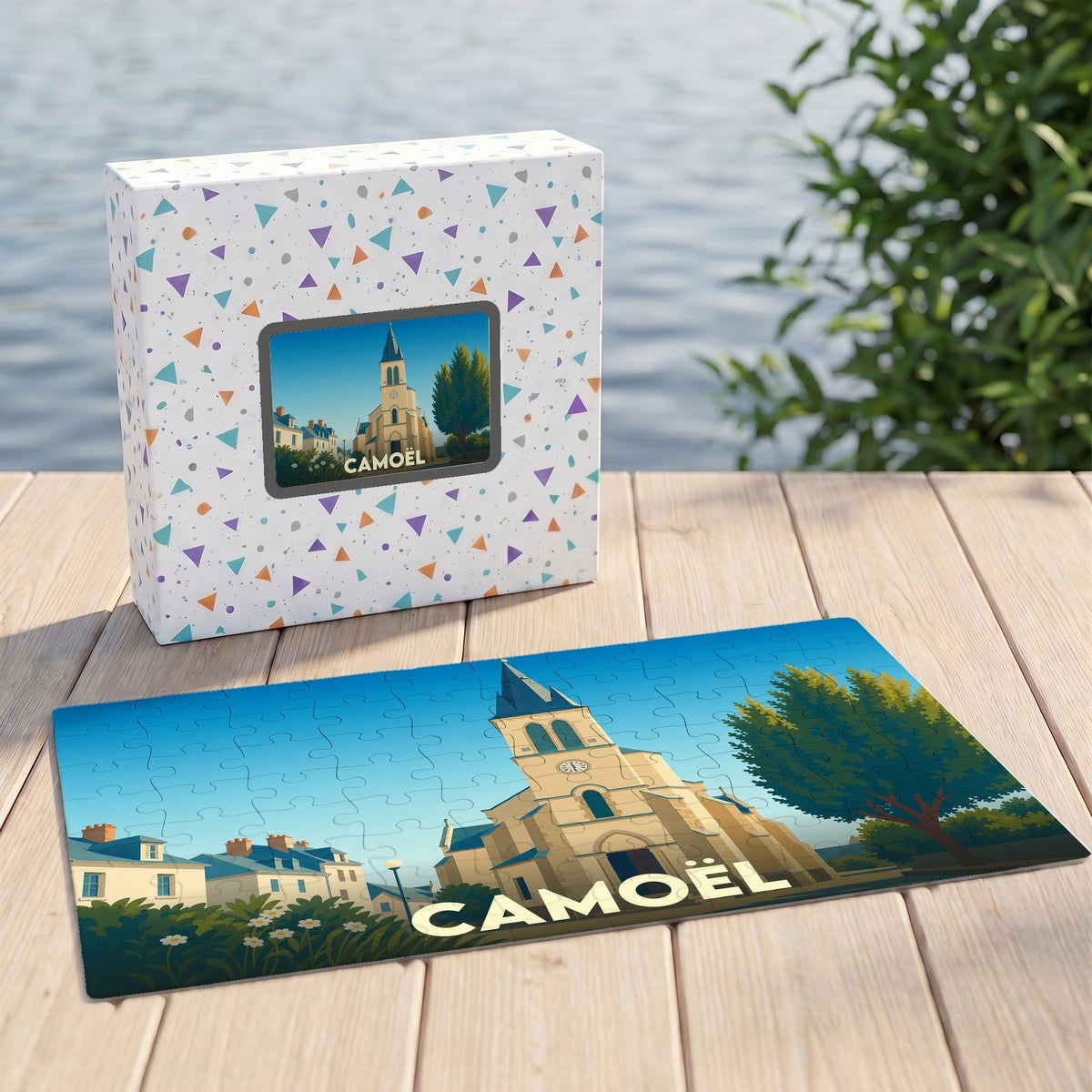 Puzzle souvenir de la ville de Camoël avec son église illustrée dans un style graphique épuré.