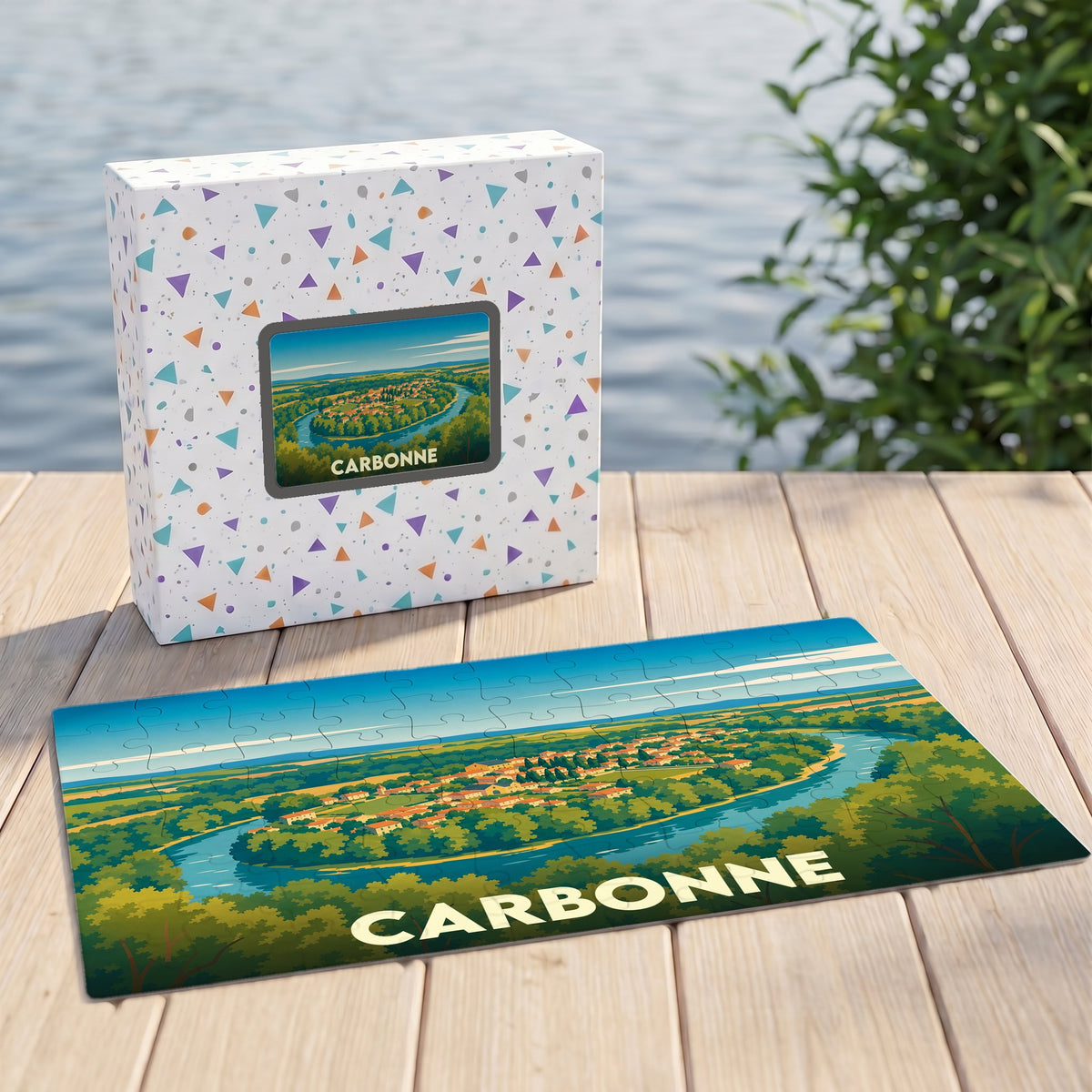 Puzzle souvenir de la ville de Carbonne avec une illustration stylisée d'un paysage fluvial.