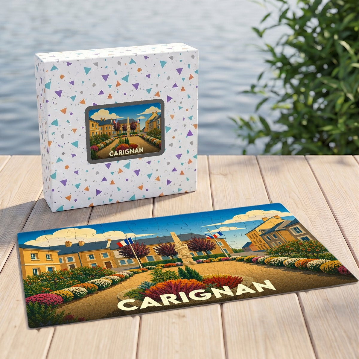 Puzzle souvenir de la ville de Carignan avec une illustration colorée de sa place principale.
