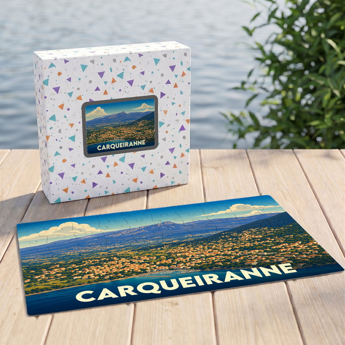 Puzzle souvenir de la ville de Carqueiranne avec une illustration panoramique stylisée.