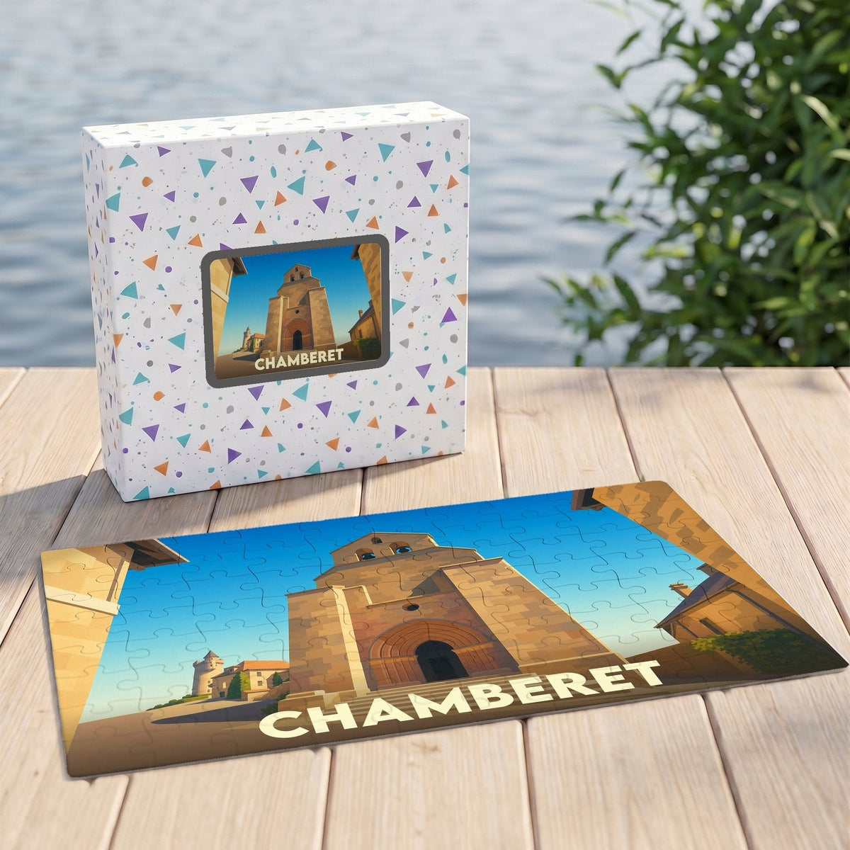 Puzzle souvenir de la ville de Chamberet avec une illustration stylisée de son église romane.
