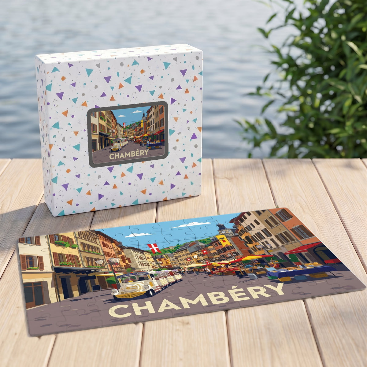 Puzzle souvenir de la ville de Chambéry avec une illustration stylisée d'une rue animée.