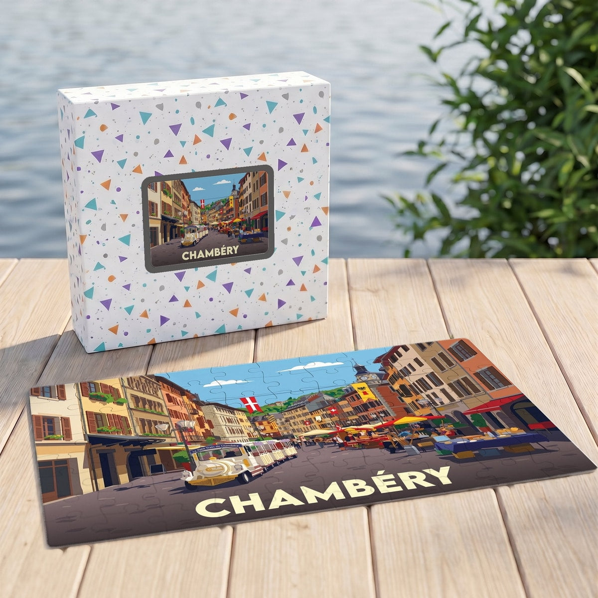 Puzzle souvenir de la ville de Chambéry avec une illustration stylisée d'une rue animée.