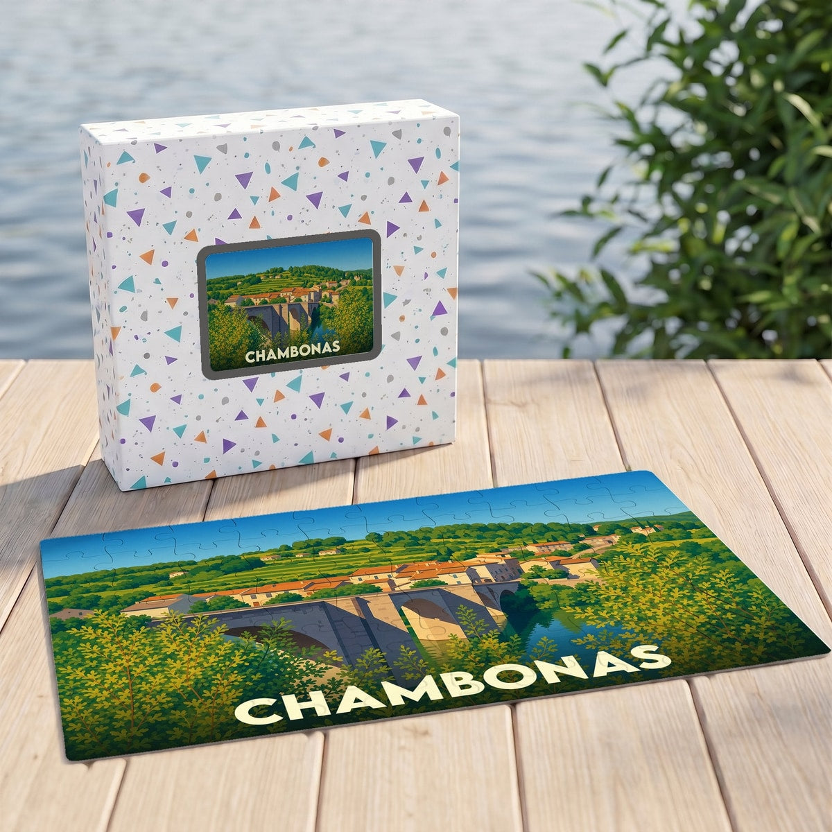 Puzzle souvenir de la ville de Chambonas avec une illustration stylisée d'un pont et son coffret assorti.