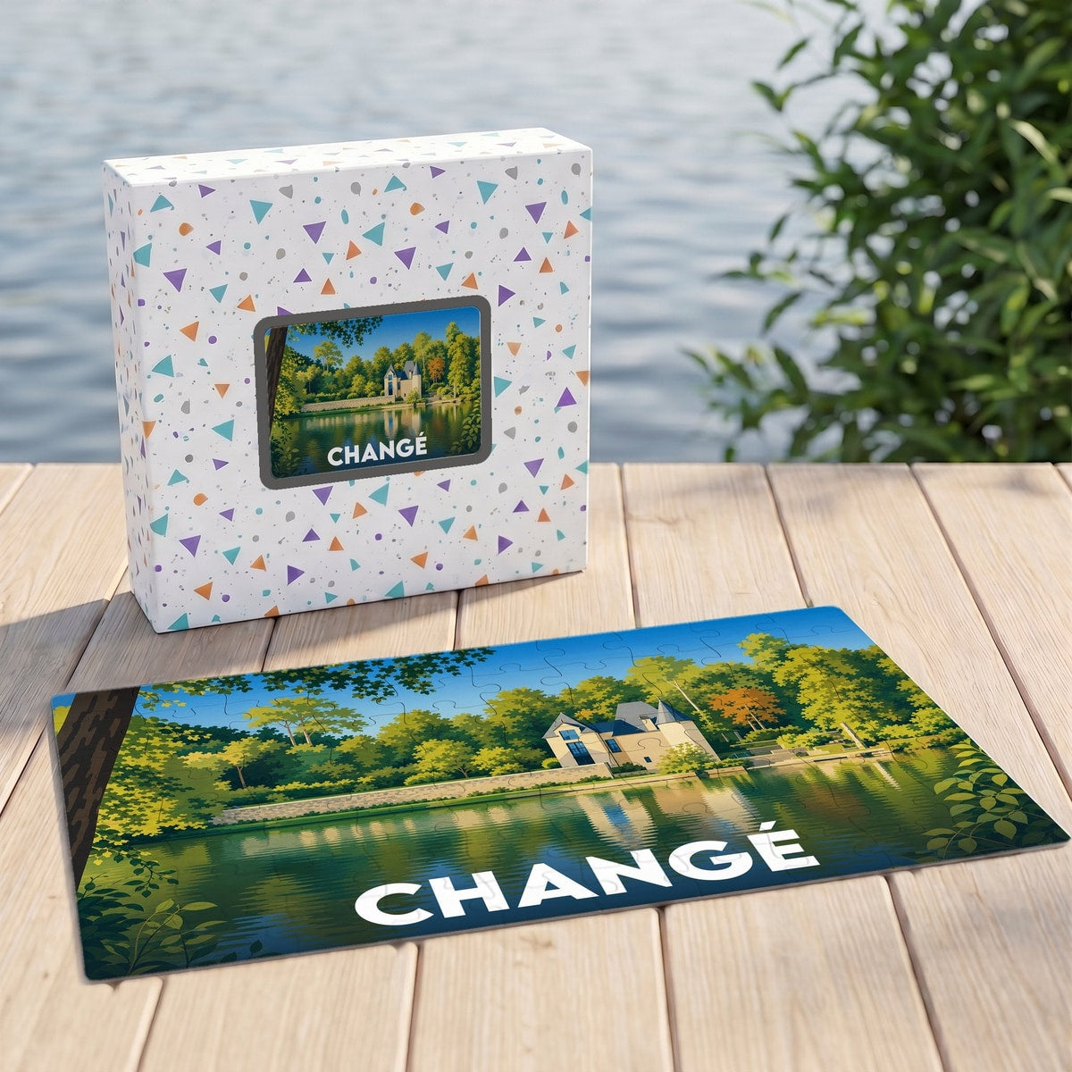 Puzzle souvenir de la ville de Changé avec une illustration stylisée d'un manoir au bord de l'eau.