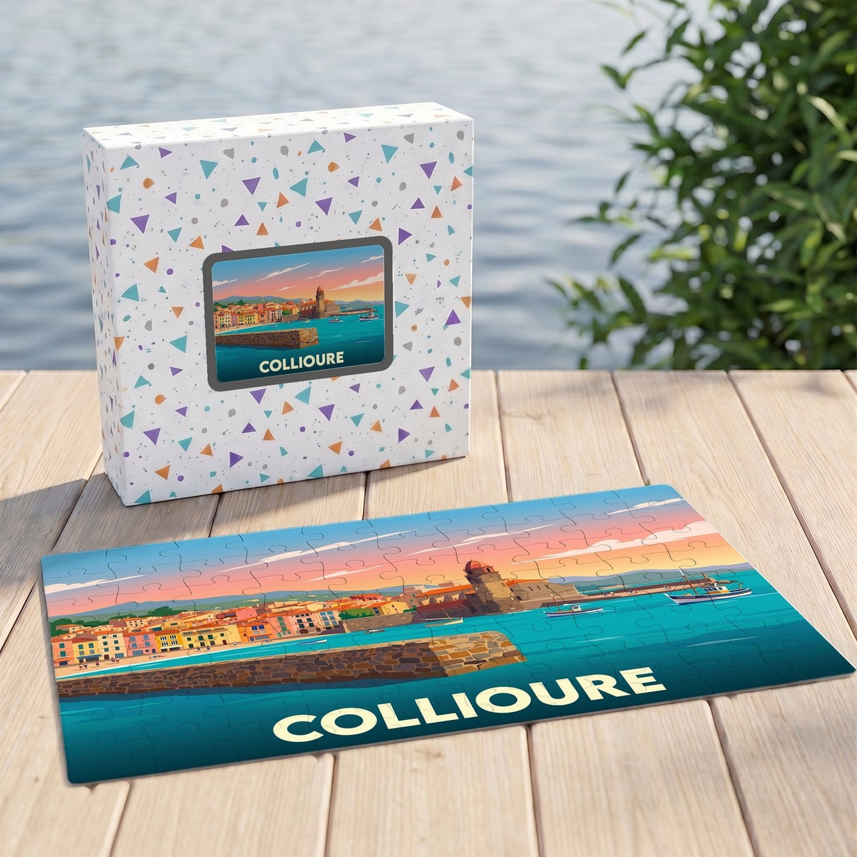 Puzzle souvenir de la ville de Collioure avec une illustration stylisée et colorée du port.