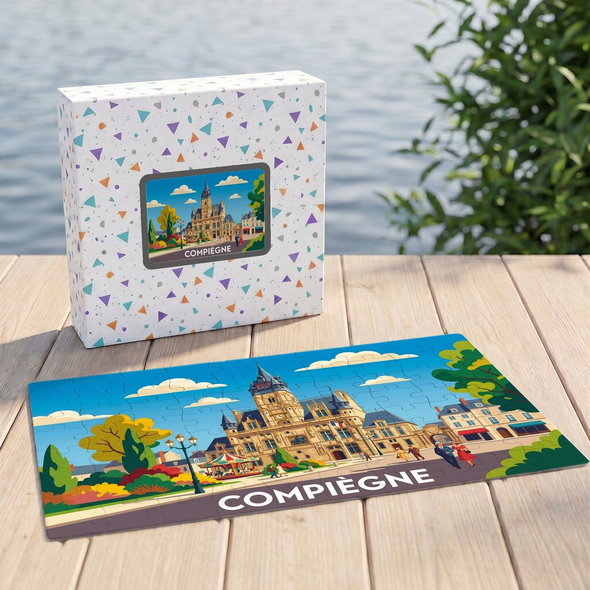 Puzzle souvenir de la ville de Compiègne présentant une illustration colorée et stylisée de son hôtel de ville.