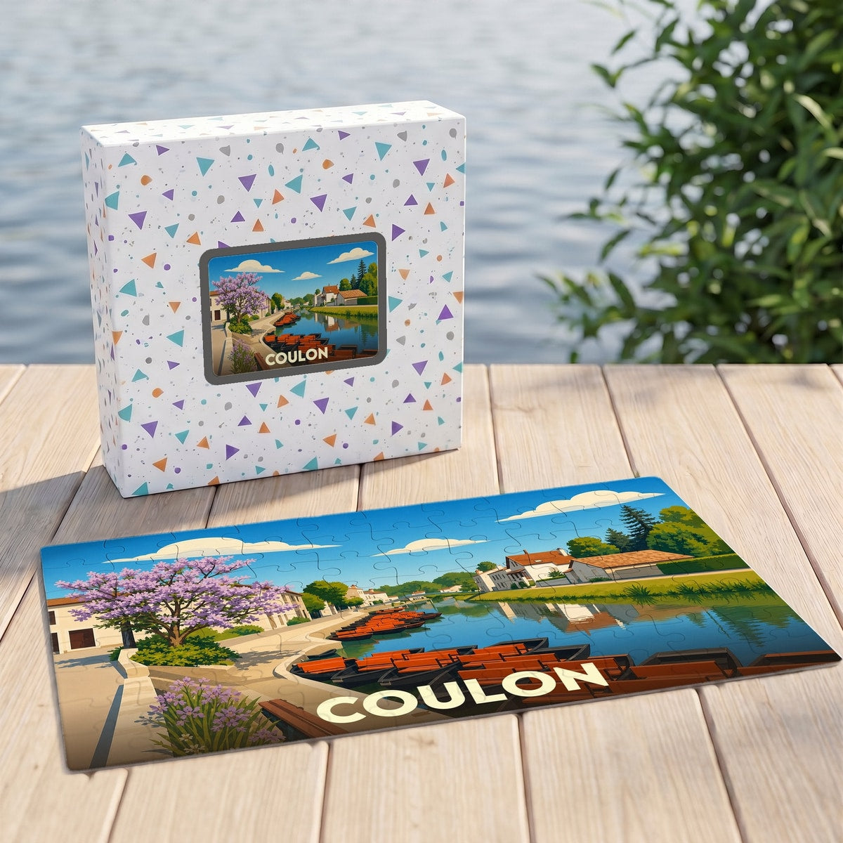 Puzzle souvenir de la ville de Coulon avec une illustration stylisée de son canal et ses barques.
