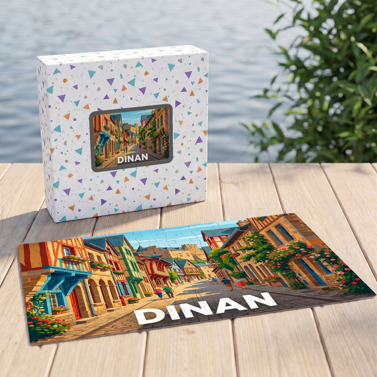 Puzzle souvenir de la ville de Dinan illustré d'une rue médiévale colorée, présenté avec sa boîte assortie.