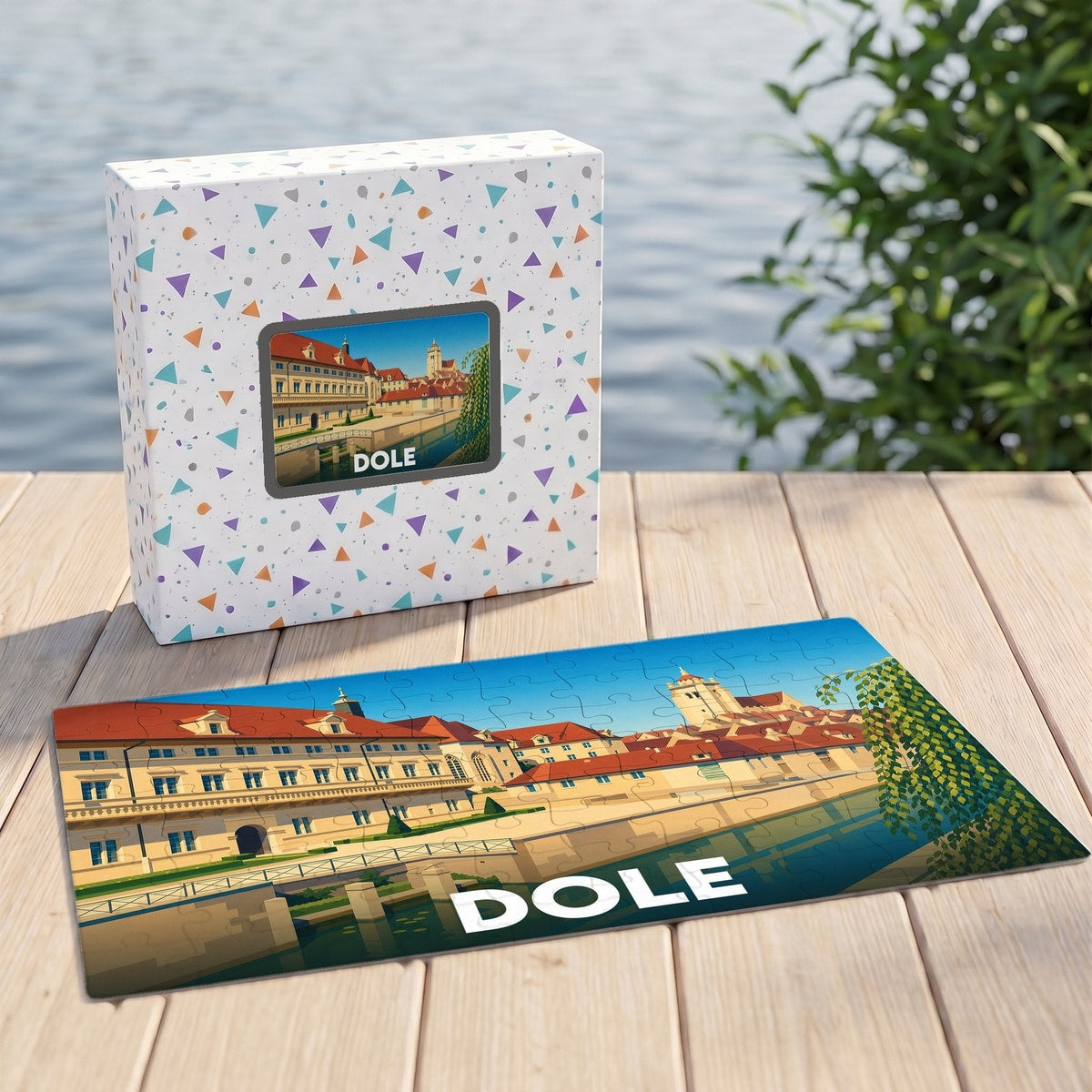 Puzzle souvenir de la ville de Dole avec une illustration stylisée de son patrimoine au bord de l'eau.