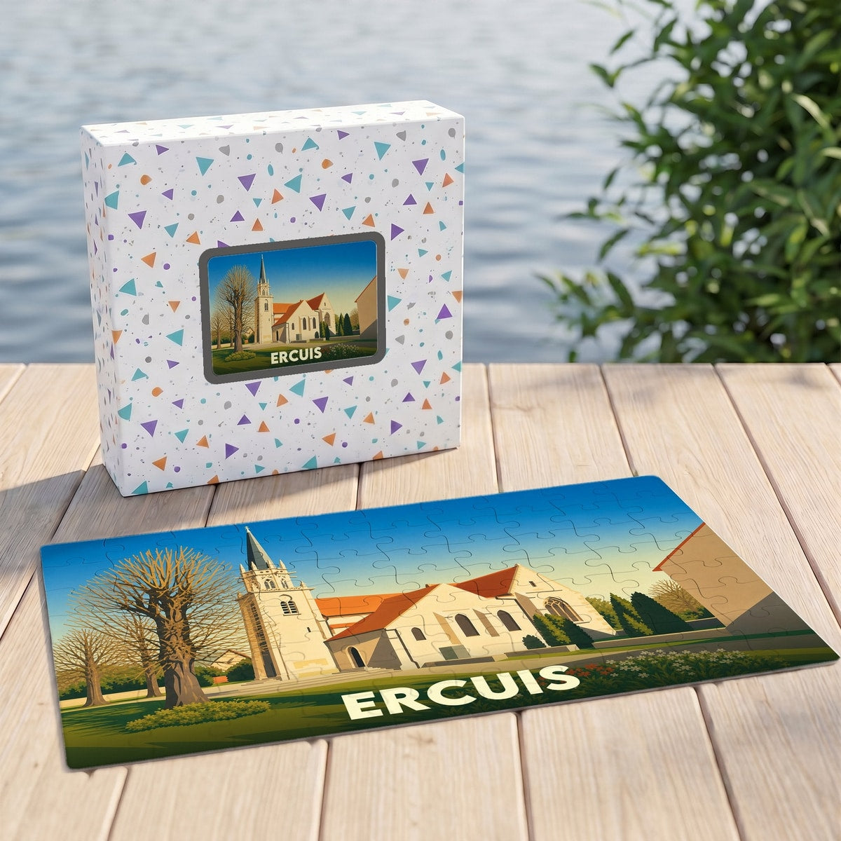 Puzzle souvenir de la ville d'Ercuis avec une illustration stylisée de son église.