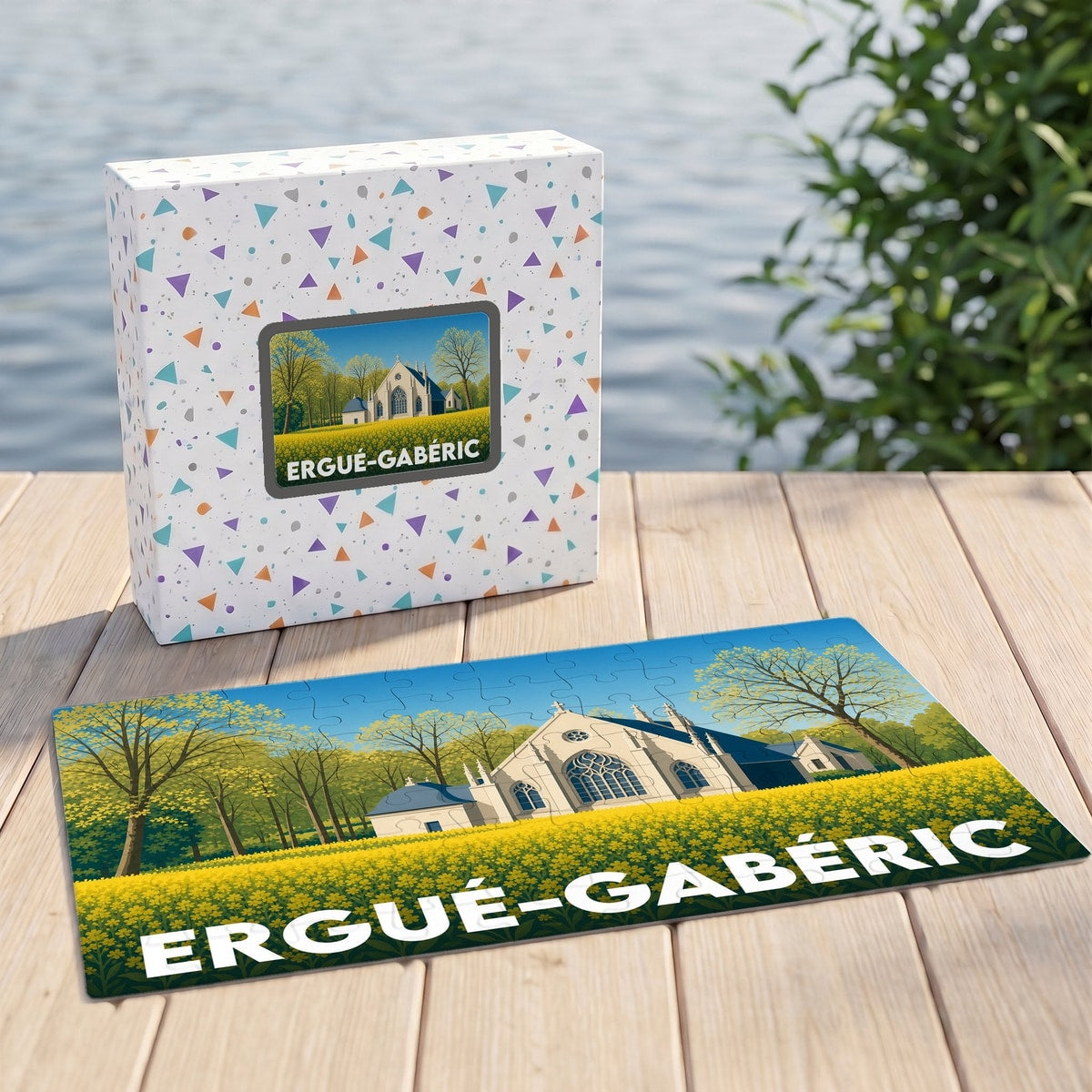 Puzzle souvenir de la ville d'Ergué-Gabéric illustrant une chapelle dans un champ de fleurs jaunes.